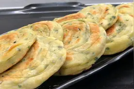 懒人早餐饼，加上一把韭菜，一卷一烙，外脆里软，拿肉给我也不换视频封面