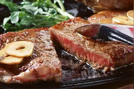 煎牛排怎么做才能又滑又嫩？老刘教你一招，比西餐厅做的还好吃！视频封面