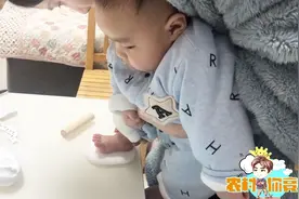 儿子百天留念，农村妈妈为宝宝做的“手足印泥”，小脚丫太可爱了视频封面