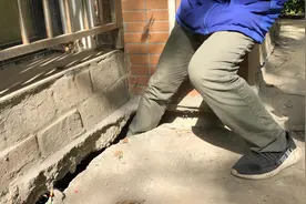 大楼外侧地基下陷严重  裂缝能伸进一条腿视频封面
