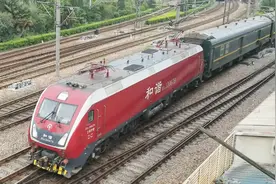 由上海开往香港红磡的Z99次列车驶出上海站，配备有高级软卧车厢