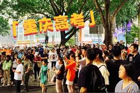 直击重庆高考：学霸聚集的一中，考生走出考场，脸上洋溢着笑容视频封面