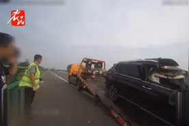 轿车高速上径直撞向大货车，车头严重变形，乘客随即送医视频封面