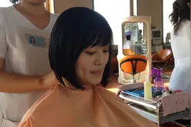 「国外美发解说」朝鲜最大国营理发店女理发师修剪女发视频封面