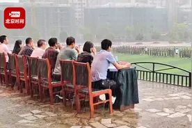 中学领导陪学生冒雨军训遭质疑 校方：初衷是锻炼学生意志视频封面