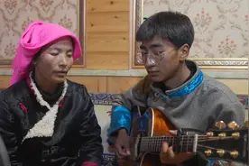 短视频让世界扁平：青海藏族母子弹唱《乌兰巴托的夜》感动全网视频封面