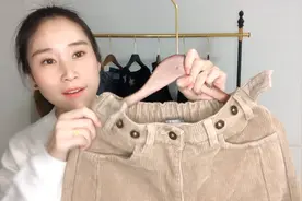 女教师秋冬怎么穿出年轻学院风，灯芯绒老爹裤+一物，青春俏丽视频封面