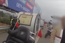 男子驾摩托车载人上高速，且还用伪造证件和号牌，被拦停依法查处视频封面