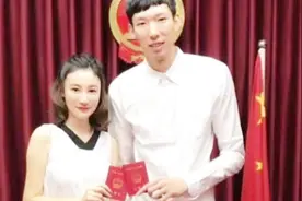 23岁周琦娶大6岁空姐，年薪两千万座驾还是送的，真不愧人生赢家