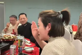 女子过年饭桌上与催婚亲戚激烈“辩论” 有理有据让众人插不上话视频封面