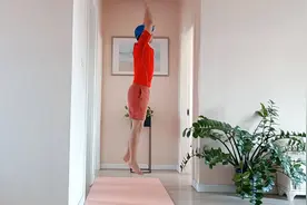 小伙演示长高个的黄金动作，刺激分泌生长激素，突破身高局限