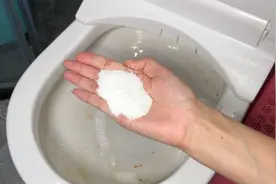清洗马桶时撒一把，不管黄渍多脏多厚，冲一冲就干净，省钱还省事视频封面