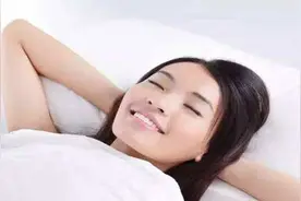 女性裸睡真的健康吗，身体会发生什么变化？结果出乎你的意料视频封面