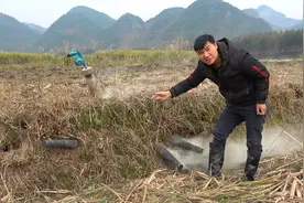 小伙看到一只两斤重老鼠在洞里，往地洞加入辣椒，一口气连抓5个视频封面