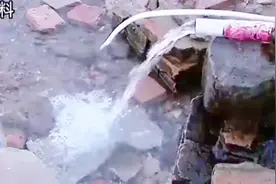 热水不断喷涌，专家现场勘测，原来打井打到温泉了视频封面