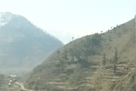 印巴边境两军再度激烈交火，双方相互指责对方违反停火协议视频封面