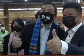 美国V视:纽约市长竞选人杨安泽访华埠爱新鲜超市民众热情围观交流