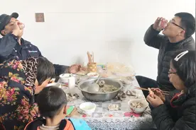 54块钱买了四根羊蝎子，铁锅炖一个多小时，配朝牌吃，喝点酒暖和视频封面