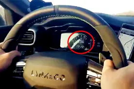 最快国产车？实拍：大连高速路一轿车时速超250公里！视频封面