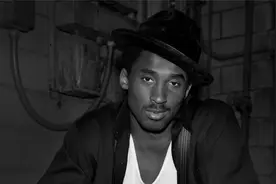 科比旧照被做成数字货币拍卖，8张青涩蓬蓬头造型卖出1.8万美元视频封面