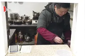 温暖！四川成都：80岁老人到店免费吃面 已免费送出五六百碗视频封面