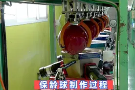 工厂的“保龄球”制作，材料一层加一层，怪不得这么重！