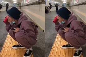 男孩地下通道演唱《丢了你》火了！唱的撕心裂肺，歌词太扎心了！