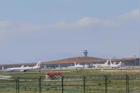 北京首都国际机场，国航飞机在大风沙尘暴中震撼起飞，难得一见！视频封面