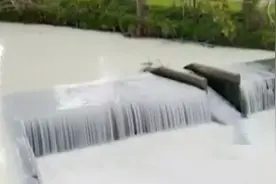 罐车意外倾覆，河流被2.8万升牛奶染白，网友：赶紧下去泡澡