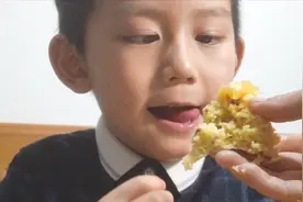 儿子吃到酸菠萝，经老婆二次加工后，连声夸赞好吃，美味甘甜视频封面