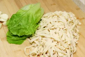 陕西油泼面的家常做法，放对调料是关键，筋道爽滑够味，吃着真香视频封面