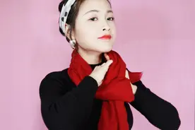 40秒学会红围巾系法，搭配黑毛衣超抢镜，春节出游就靠它！