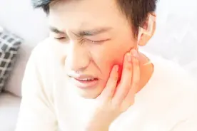 吃饭老是咬到腮帮子、舌头，这是什么预警信号吗？跟大脑有关