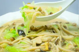 炖菌菇汤时，菌菇不要直接下锅炖，厨师长教你正确做法，清淡营养视频封面