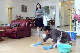 钟点工：保姆怕雇主挑毛病，跪在地上擦地，不料这个雇主太暖心视频封面