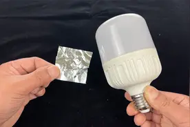 LED灯泡不亮先别花钱换新，只要一张锡纸就能修复，方法一看就会视频封面