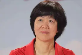 郎平评价女排姑娘们，朱婷惠若琪穿搭大变样，郎平：很fashion视频封面