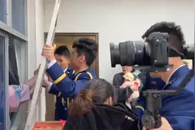 消防员上门接亲直接把窗户大卸八块 网友：再不让接新娘直接破门视频封面