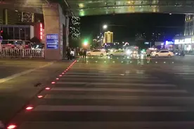 郑州一路口现新式信号灯，嵌入地面红绿色变换引导路人更直观视频封面