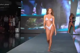 《维多利亚的秘密》本想对男神回眸一笑，不意笑出个鼻涕泡。视频封面