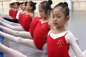 压腿压到哭是什么体验，舞蹈班孩子的一字马训练，痛感高达7级视频封面
