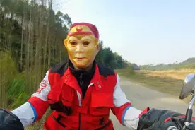 猴年戴着孙悟空的面具骑摩托车回家过年，笑死和吓倒不少路人视频封面