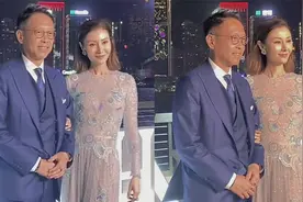李嘉欣携富商老公出席活动，戴昂贵珠宝显奢华，51岁状态不减当年视频封面