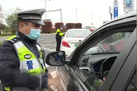 交通新规开始施行   开车玩手机要扣3分了