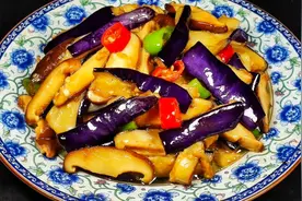 把茄子和香菇一起烧，这种新做法鲜美入味香气扑鼻，吃过就忘不了