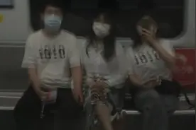 女子约闺蜜出去玩，意外与闺蜜男友撞情侣衫，闺蜜的反应亮了！视频封面