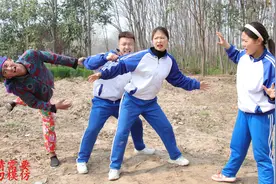 小伙伴们一起玩老鹰捉小鸡，没想妈妈竟然被甩飞，太搞笑了视频封面