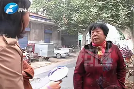 一道砖墙阻断邻里情！两家起纠纷，僵持不下堆砖堵住路……视频封面