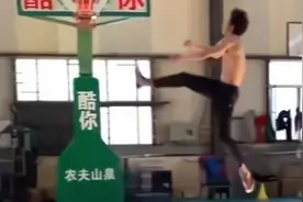 史上用脚扣篮第一人！张国伟，今年扣篮大赛没你我们都不看！视频封面