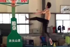史上用脚扣篮第一人！张国伟，今年扣篮大赛没你我们都不看！视频封面